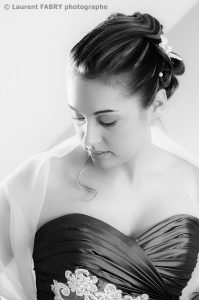 Photographe de mariage en Savoie : portrait de la mariée en noir et blanc