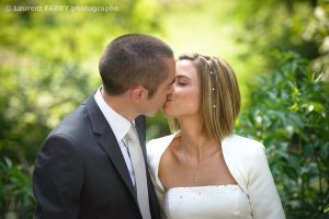 le baiser des mariés pour leur mariage à Saint-Vital, photographe en Haute Combe de Savoie