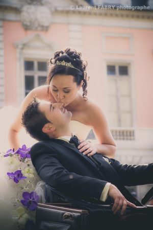 la mariée embrasse son époux devant le Château de Boigne, à Chambéry, photographe mariage en Savoie
