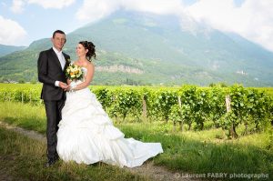 portrait de couple devant une montagne de Savoie pour ce mariage dans les Alpes