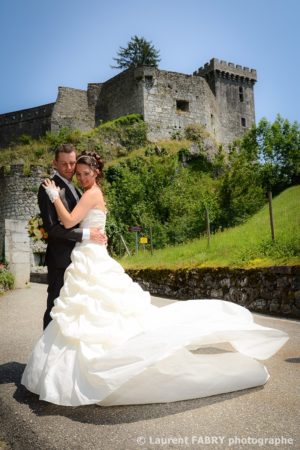 les mariés posent pour leur mariage près du Château de Miolans, en Savoie