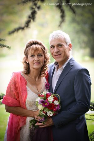 photographe de mariage en Savoie : photo de portrait des mariés sous les arbres (mariage en Isère à Saint Martin d Uriage)