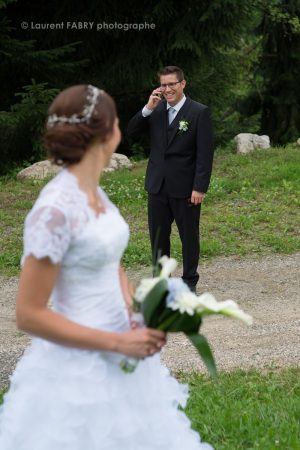 le marié répond au téléphone, mariage dans les Bauges : photographe mariage Savoie