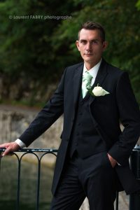 Photographe de mariage en Savoie : portrait du marié au lac du Bourget