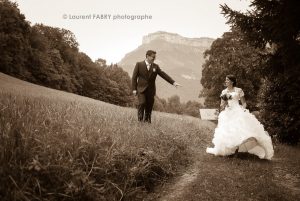 photo sépia face à une montagne du massif des Bauges, en Savoie, photographe mariage dans le 73