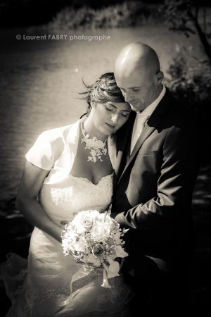 photo de couple en noir et blanc, mariage au lac Saint-André (photographe près des Marches, Savoie)