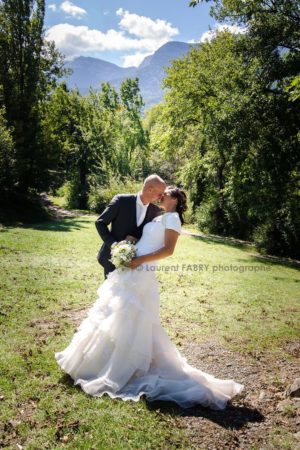 photo de mariés classique et romantique près du lac Saint-André, mariage en Savoie