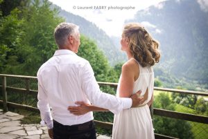 photographe de mariage face à un décor de montagne dans les Alpes, Beaufortain, Savoie