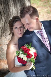 Photo de mariage avec le bouquet, portrait des mariés