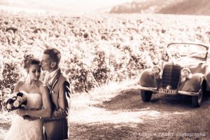 Portrait de couple dans les vignes aux couleurs sépia-rose pour ce mariage en Savoie