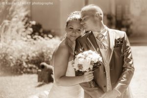 Photo romantique en sépia : les mariés au château d Avressieux, photographe de mariage en Isère (38)