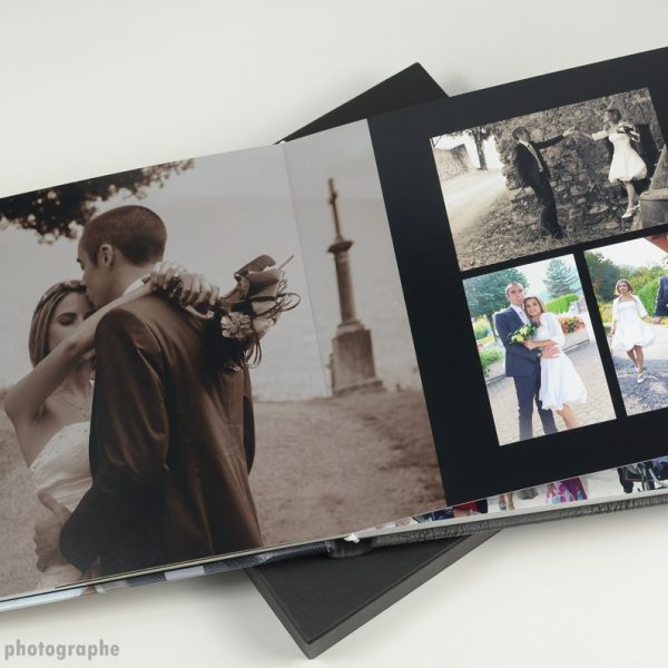 photo de couple en sépia pleine page dans un album de mariage