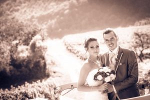 Sourire des mariés debout dans leur voiture, traitement d image rose sépia, mariage en Savoie
