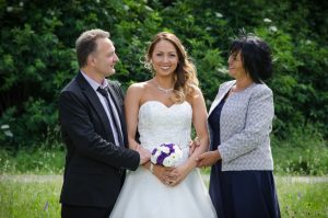 La mariée et ses parents lors de son mariage au Touvet (38)