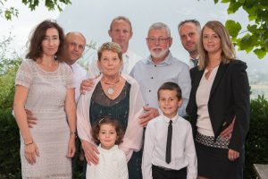 Photo de famille chez les parents des mariés, en Savoie