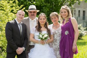 photo de famille lors du mariage ensoleillé en Savoie (Rhône Alpes)