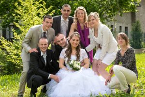 photo de groupe avec frères, sœurs et témoins dans les jardins près de chez les mariés