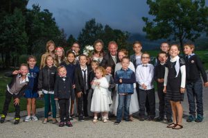 photo de groupe avec tous les enfants du mariage aux Saints-Père, Montagnole