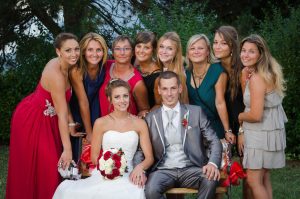 photo de groupe : tout le monde rapproche le visage autour des mariés