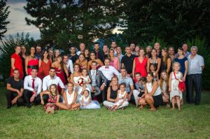 tous les invités autour des mariés, photo de groupe de mariage en Combe de Savoie 