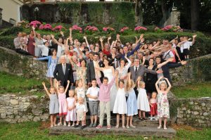 Photo de groupe : tous les invités du mariage sur les marches du Château d Arvillard (73)