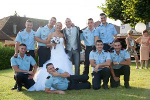 photo de groupe avec les pompiers lors de ce mariage à Domessin (73)