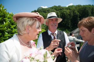 derniers ajustements vestimentaires (mariage en Combe de Savoie)