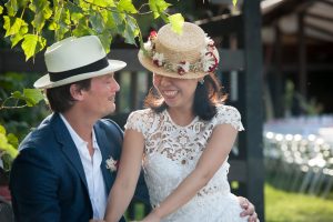 Fou rire pendant la séance photo des mariés (mariage à Annecy)