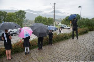 Arrivée de la mariée sous les parapluies (mariage en Combe de Savoie)