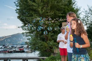 Des bulles pour les mariés (mariage au bord du lac d'Annecy)