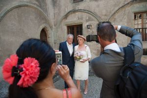 Les mariés posent pour leurs invités (mariage en Combe de Savoie)