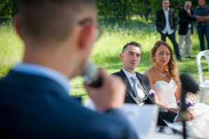 émotion pendant le discours du frère de la mariée (photographe mariage en Isère)