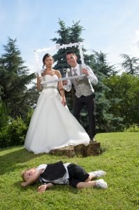 Photo bombing pendant la séance photo de mariage au jardin
