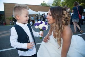 Le bouquet offert à la mariée (mariage en Isère)