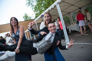 le porté du marié (mariage en Isère)