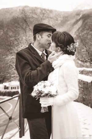 photographe de mariage en Savoie : Le marié embrasse la mariée, photo sépia