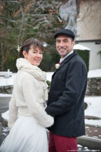 Les mariés se retournent vers leur photographe, mariage en décembre près d'Annecy (74)