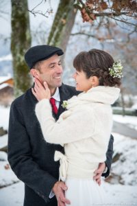 Portrait des mariés en gros plans, vêtements d'hiver pour ce mariage photographié en décembre