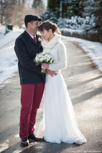 Mariage à Annecy (74), séance photo de couple par une belle lumière hivernale