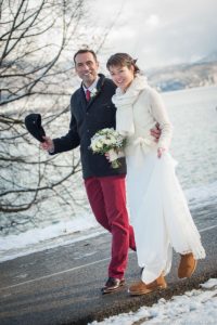 Les mariés déambulent sur la piste cyclable autour du lac d'Annecy (mariage en hiver)