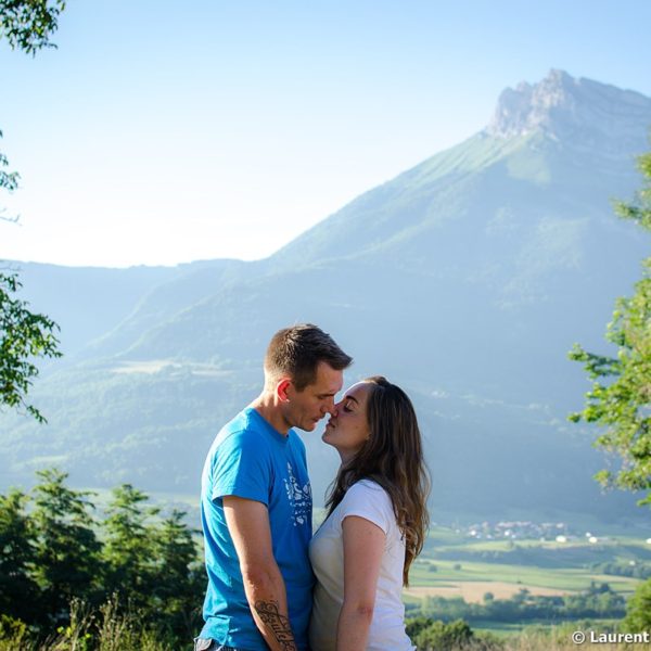 Séance photo engagement pour ce couple à Chateauneuf, face à la dent d Arclusaz, massif des Bauges, Savoie © Laurent FABRY photographe