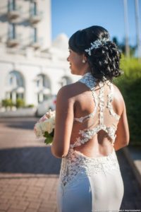 Portrait de la mariée de dos, devant l'Imperial Palace à Annecy