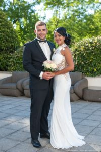 Les mariés posent sur les terrasses de l'Imperial Palace d'Annecy (mariage dans le 74)