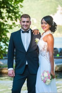 Portrait des mariés devant le lac d'Annecy (mariage à l'Imperial Palace, 74)