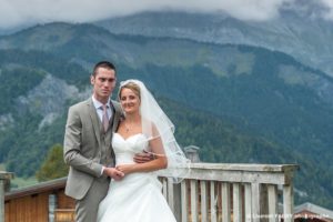 photo de couple sous un ciel nuageux dans une station de ski du val d'Arly