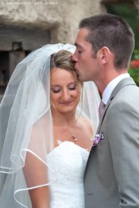 baiser sur le front de la mariée