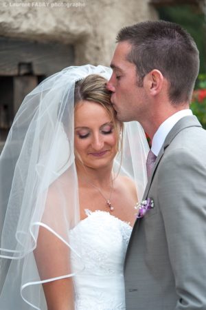 baiser sur le front de la mariée, photographe professionnel