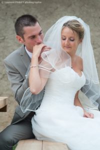 baiser sur la main de la mariée
