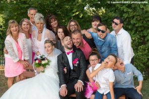 photo de famille grimace autour des mariés