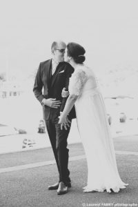 photo des mariés en noir et blanc, mariage en Savoie